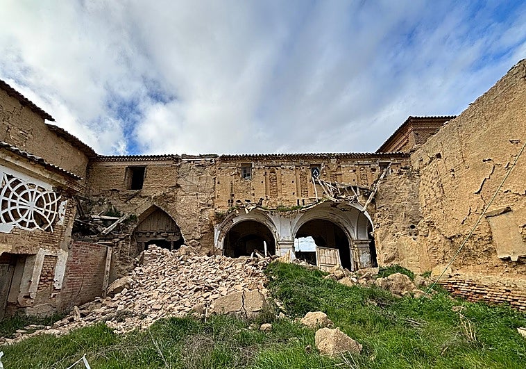 Se derrumba la espadaña de la iglesia del convento de San Bernardino de Cuenca de Campos